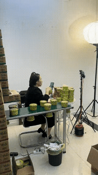 这就是你们常常看到的网红在流水线车间的直播吗？哈哈哈😆原来如此！不要过多的干预