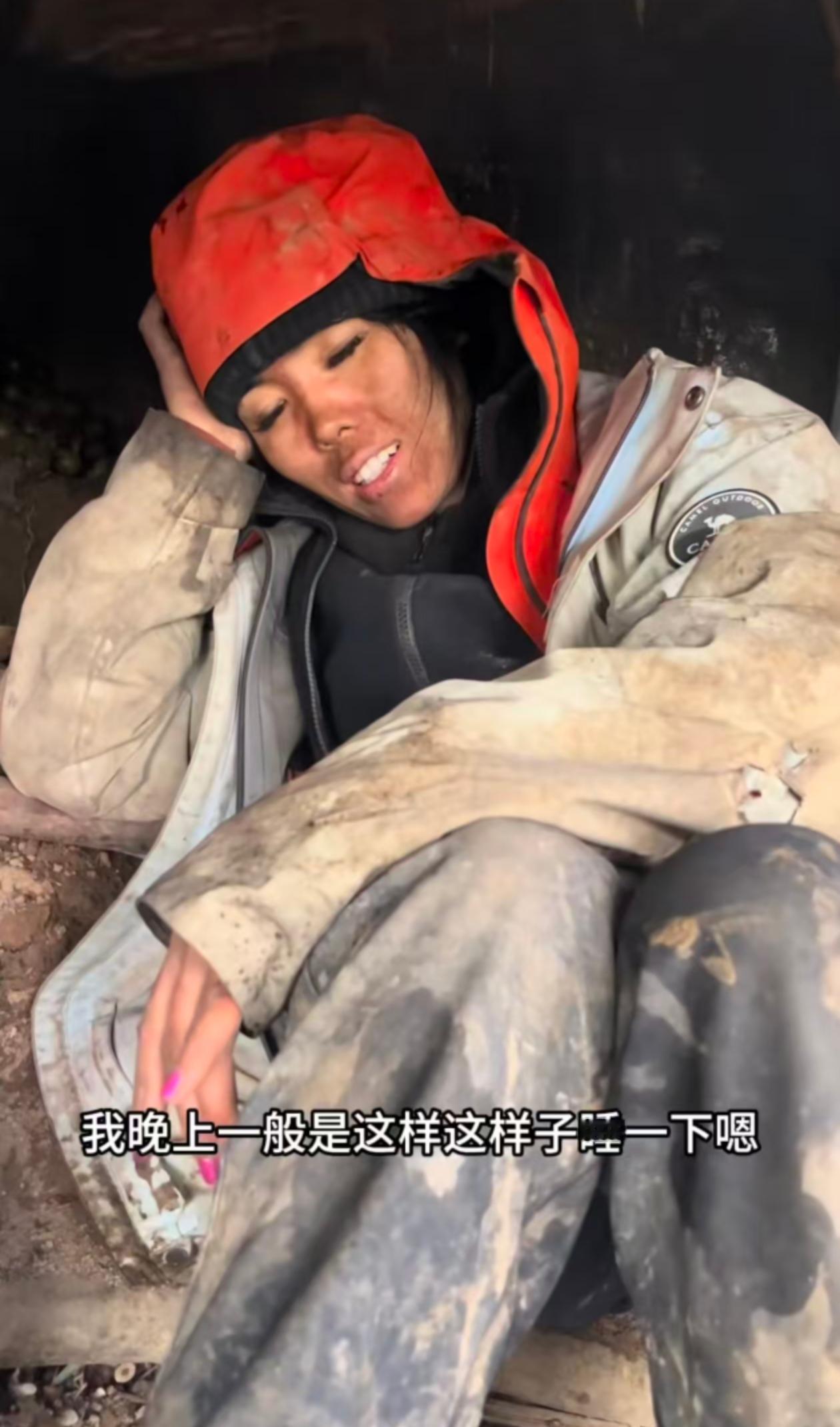 冷美人晚上竟然不睡觉，就坐着眯一会儿，原因是庇护所太小了，睡不下，她可是在山上都