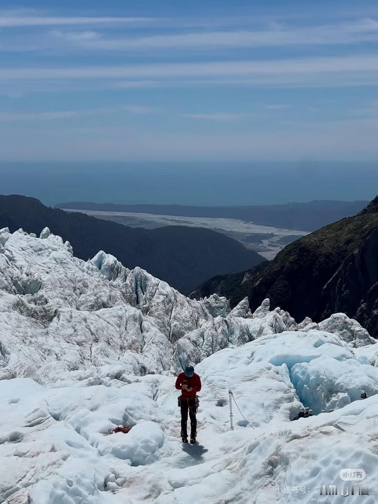 看到这个上联“送走冰天雪地”和下联“迎来风和日暖”，感觉对仗工整，意境也很搭。这