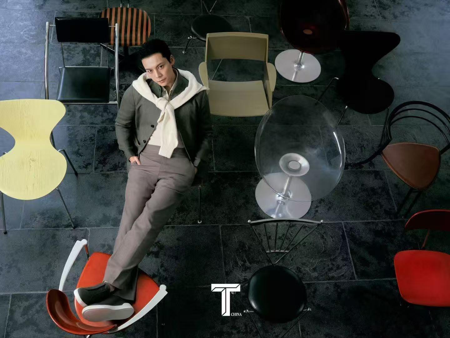 谁给陈伟霆搞的发型陈伟霆熟男感 每一根发丝都在散发魅力，慵懒随性又充满攻击性，成