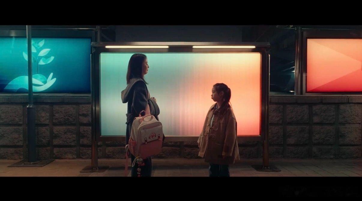 刷到他们演母女的片段直接被打动！小酒窝在里面又努力又懂事，还总想着帮妈妈分忧，佟