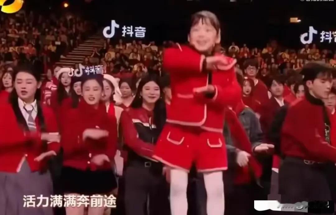 曾几何时，春晚的段子是人们茶余饭后的谈资，如今却反过来向网络取材。

这一变化不