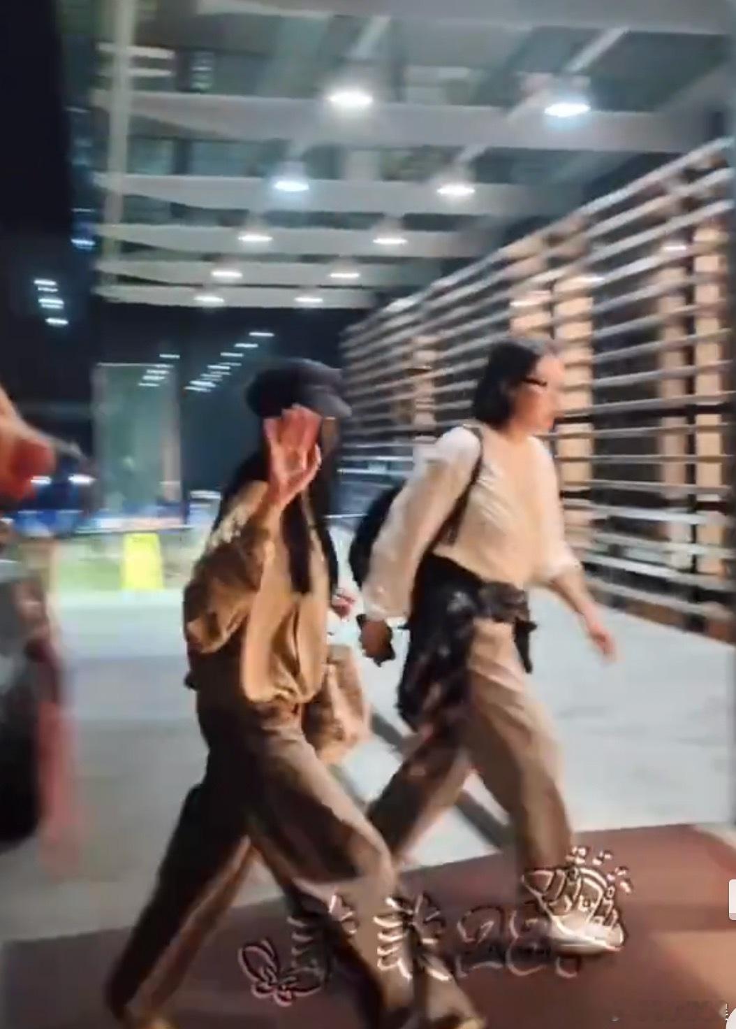迪丽热巴启程出发巴黎时装周迪丽热巴启程巴黎时装周路透迪丽热巴启程巴黎时装周路透，