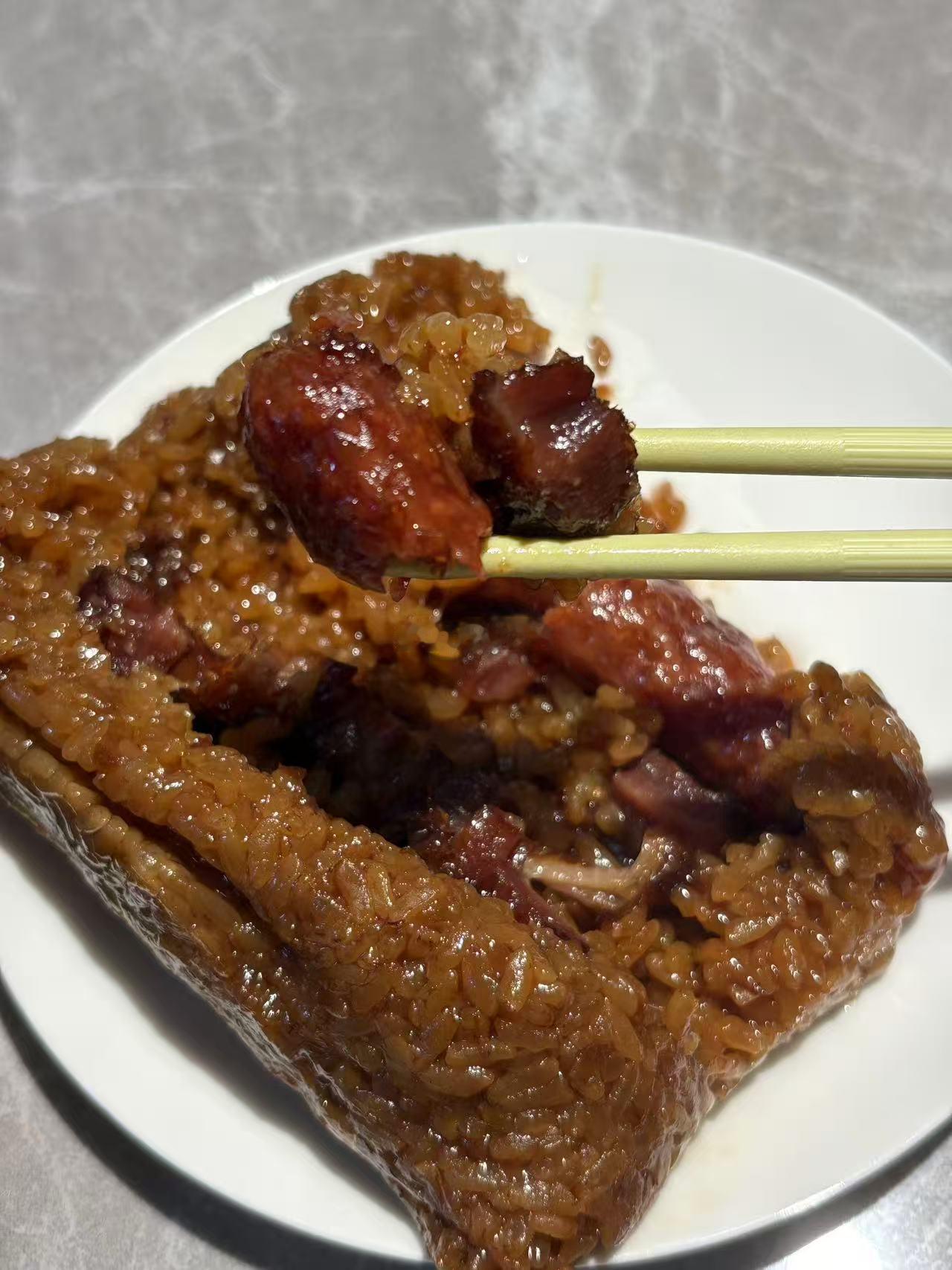 硬核早餐来了！腊肠肉粽，爆汁腊肠～很顶，半个就饱了～感觉今天能搬完了全世界的砖！