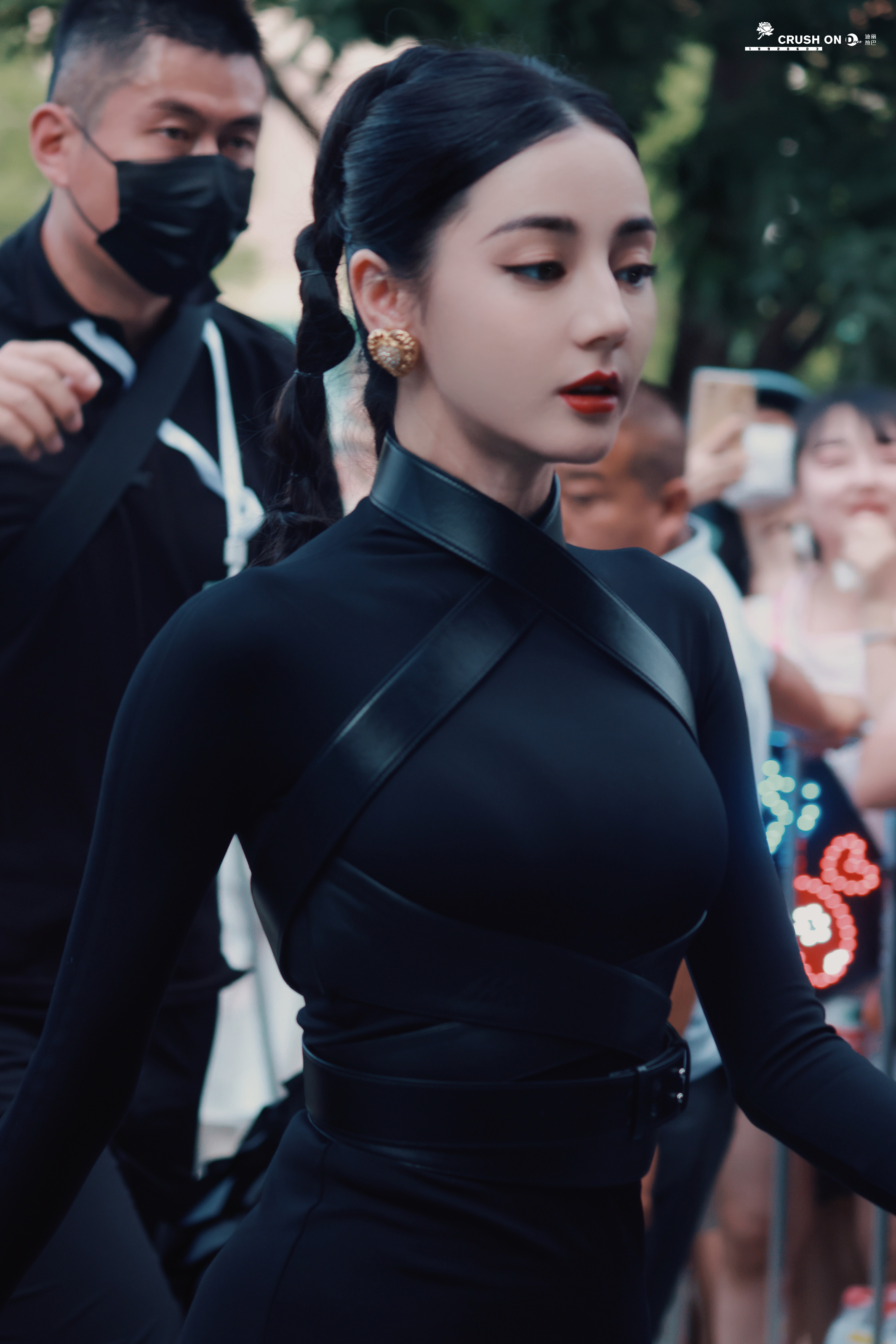 迪丽热巴今日份活动造型~一身黑色紧身裙，气场全开，又酷又飒，美到心巴上~[心]#