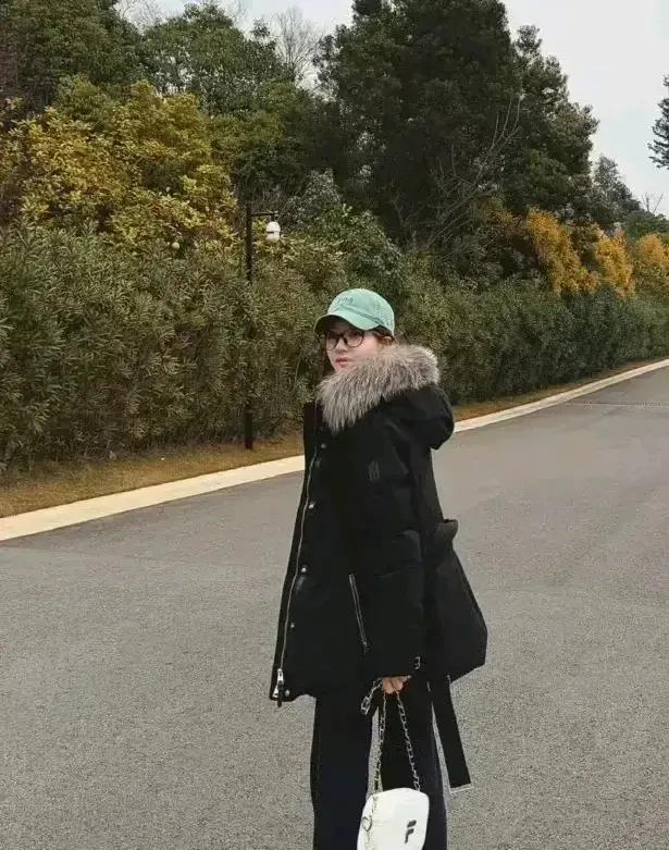 赵露思是她公布病情之后的首次更新。素颜现身街头，脸上挂着轻松的笑容，看上去心情很