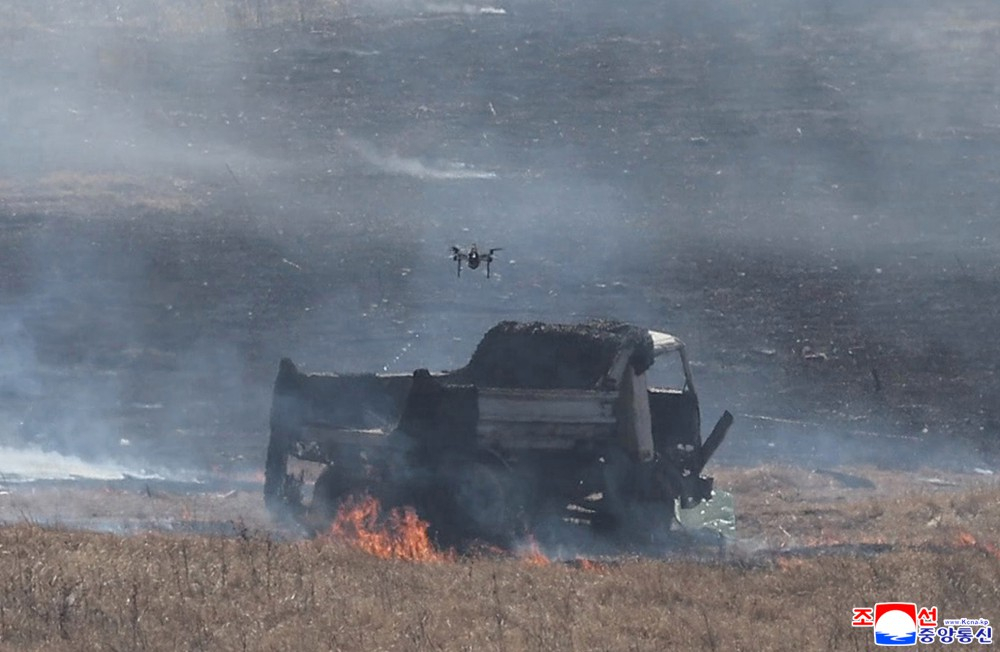 朝鲜人民军总参预备作战群相关分队装备的新巡飞弹：图2是参考澳大利亚Corvo纸板