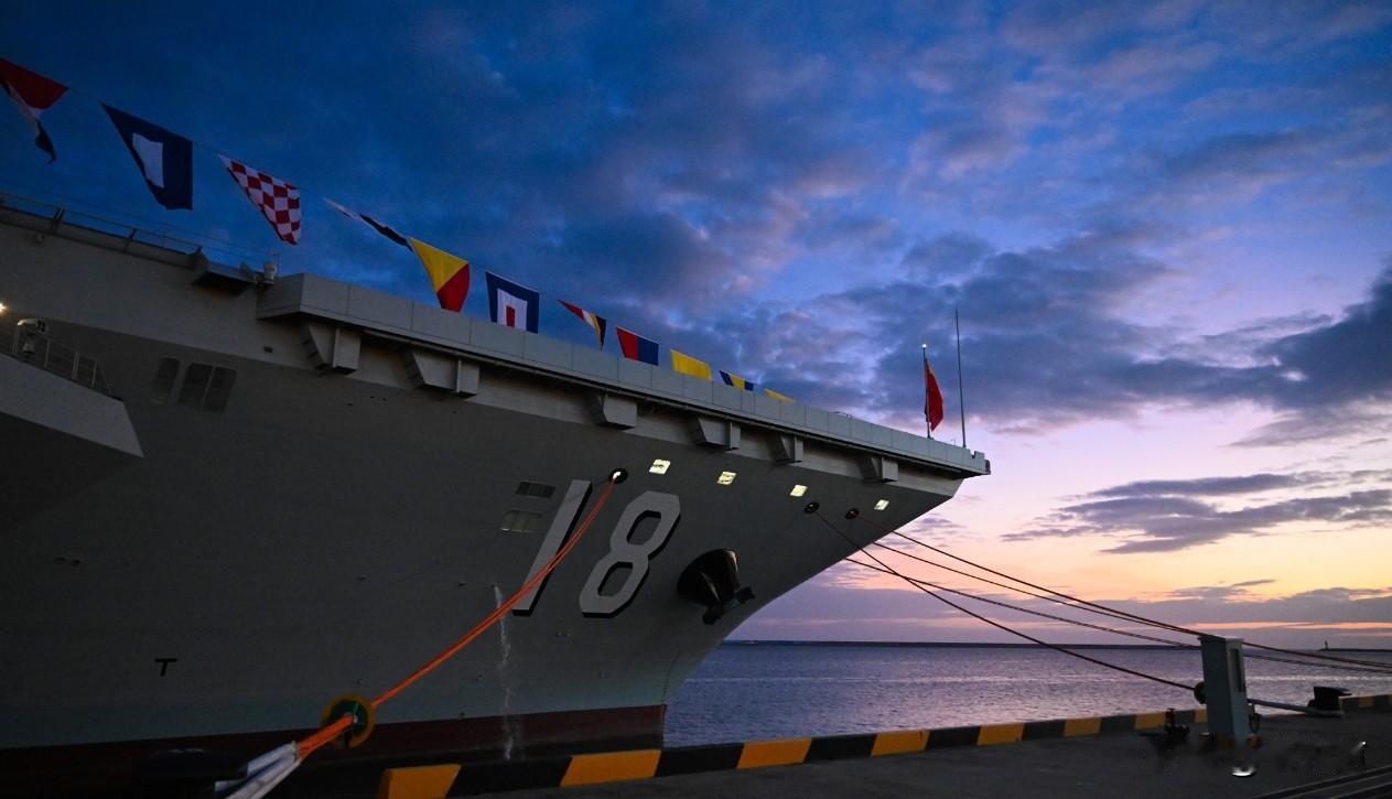 高清大图，它来了！
咱中国第三艘航母福建舰正式入列啦！这可是咱完全自己设计制造的