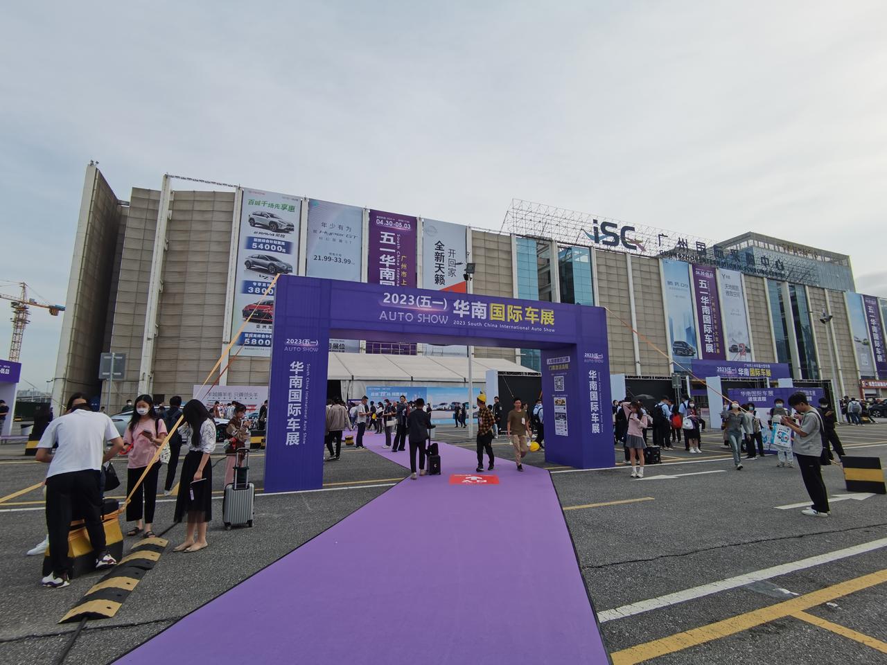 2023广州五一车展，早上8点就已经开始人挤人了。【来自懂车帝车友圈】