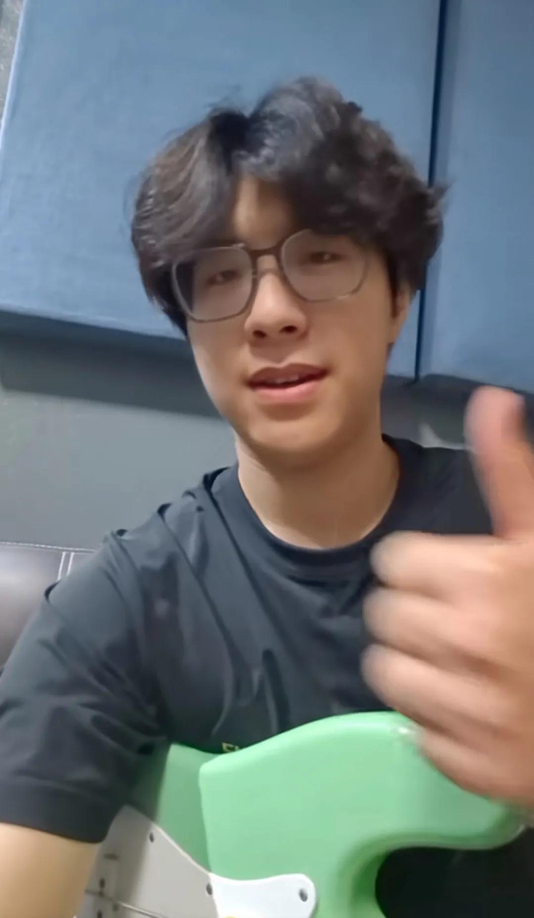 万梓良23岁儿子近况曝光！长得比爸爸还帅，目前是乐队主唱
万梓良与圈外妻子郭明黎