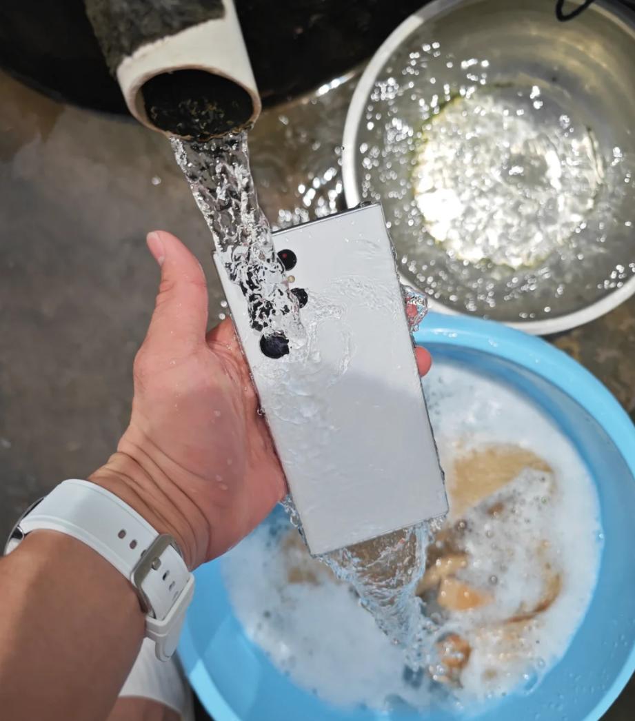 虽然说进水不保修，但我永远相信三星的防水，今天心血来潮，洗东西时顺便体验了一把洗