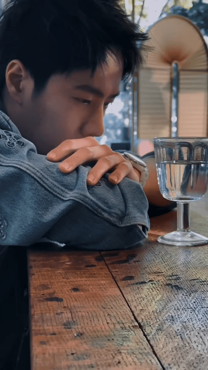 王一博一杯水的深情凝视，此时此刻我愿化着杯中水～​​​