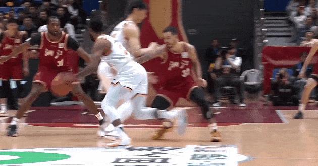 福格真的是拦不住了，三分稳稳命中还造成犯规



福格状态真的好，自从上一场打福