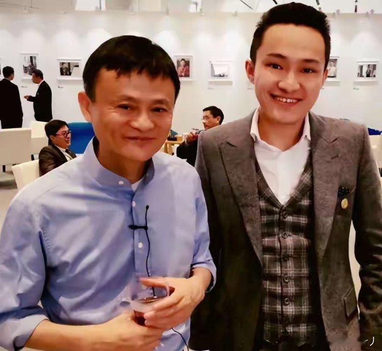 孙宇晨作为马云创办的“湖畔大学”第一期学员与马云的合影 孙宇晨是湖畔大学首期学员