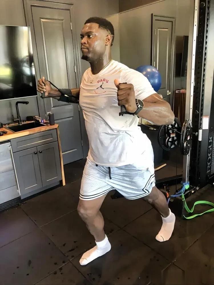  
北京时间9月2日NBA鹈鹕队球星胖虎锡安训练完接受媒体记者采访，回答了球队有