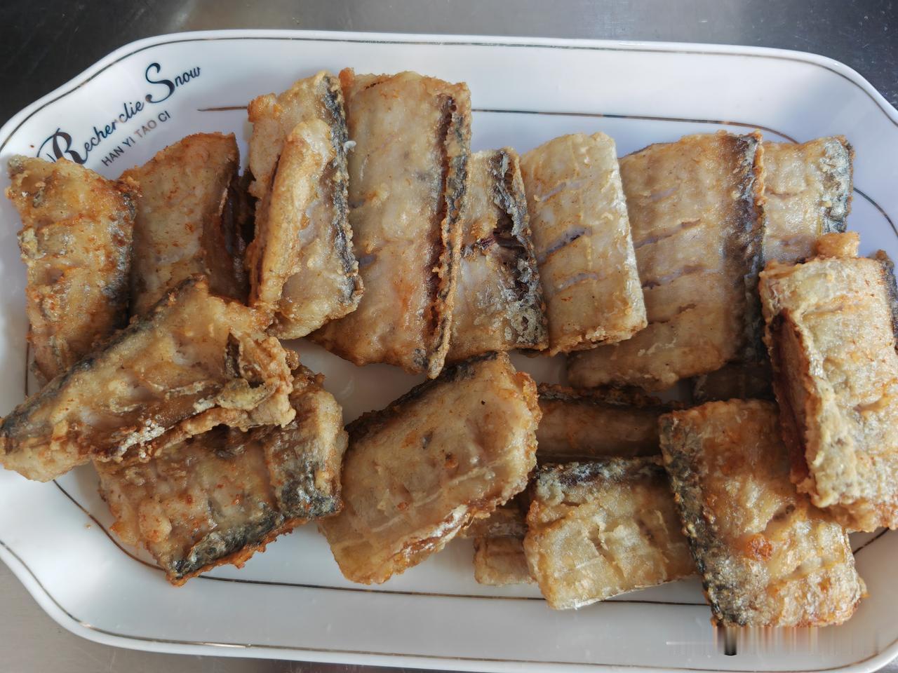 带鱼怎么吃？
我和家人通常喜欢吃炸带鱼，先用葱姜五香粉盐鸡精腌制半个小时入味，然