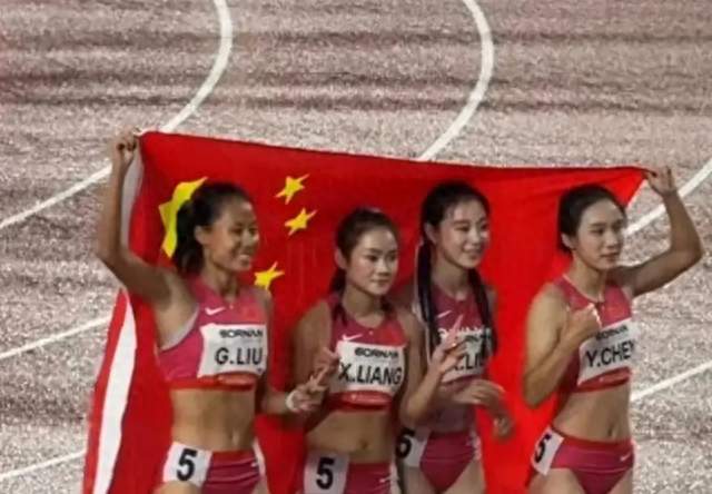最动人的冠军模样！接力夺冠姑娘们，把国旗叠得方方正正
