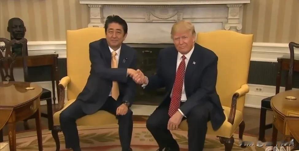 #特朗普右耳中弹# 
特朗普参与竞选集会没想到却遭遇枪击，幸好只是右耳中弹不然就