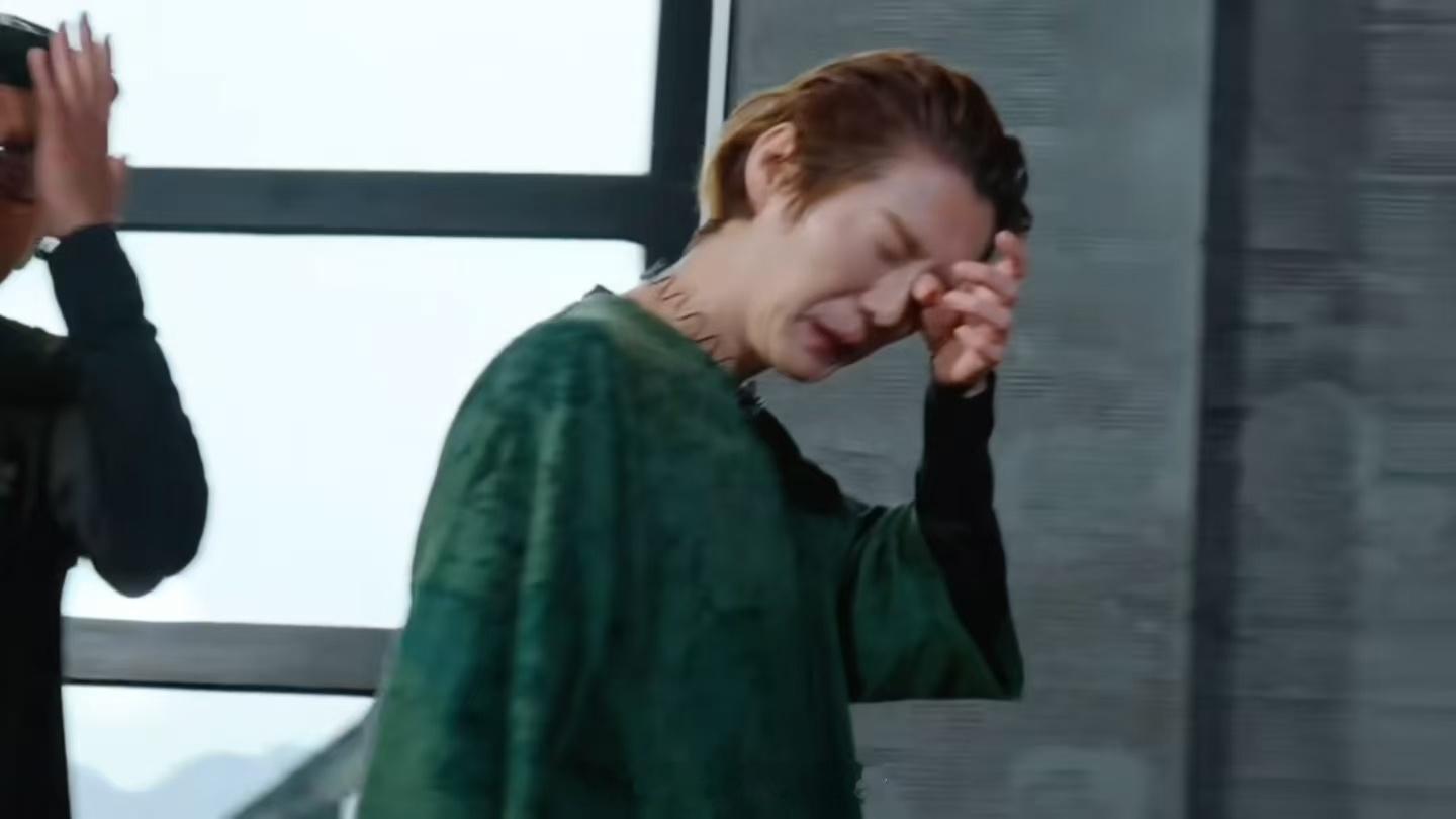 鹿晗说没发录鹿晗脸上是泪水还是雨水哈哈哈哈哈 有人觉得这段又惨又搞笑，有人说刻意