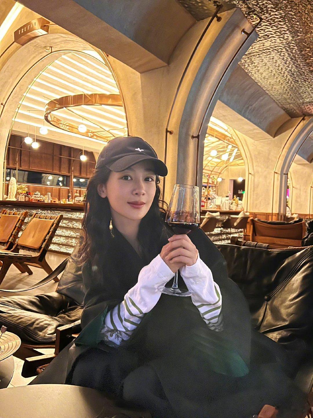 杨紫晒干杯照杨紫晒微醺照 杨紫晒干杯照杨紫[超话] ​​​