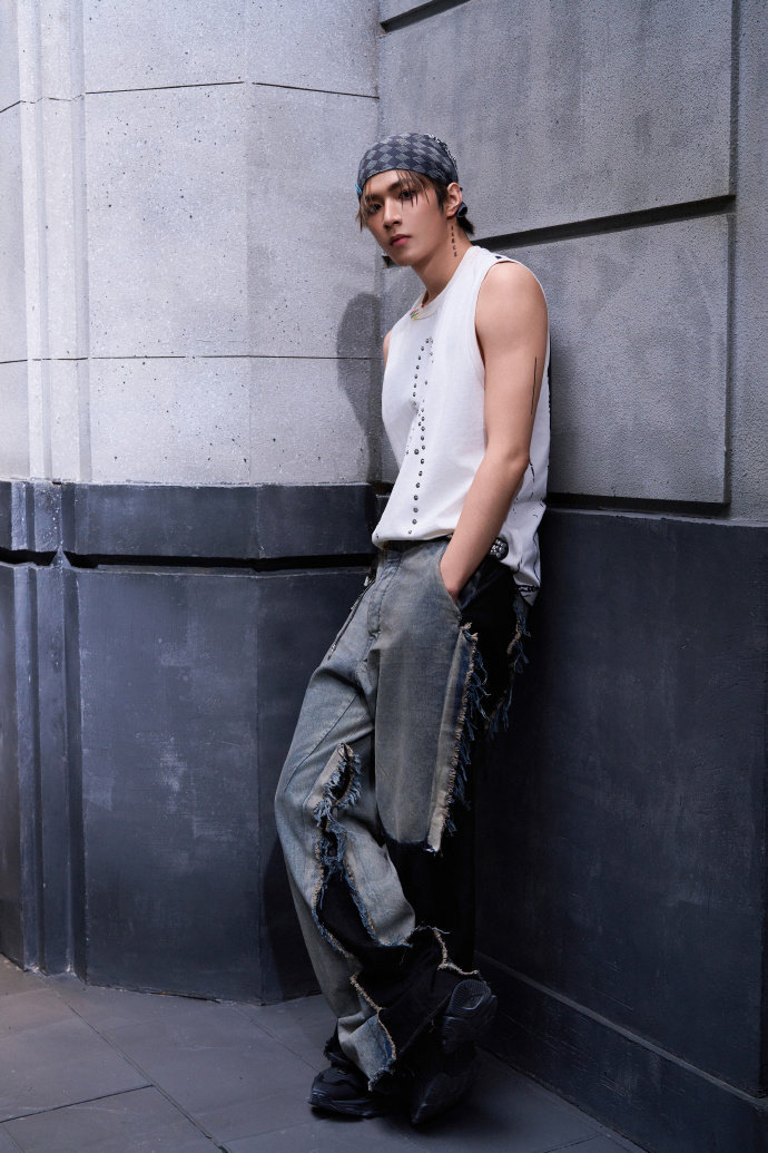 刘耀文背心头巾，刘耀文带头巾穿背心街头酷盖，谁懂一下这个耀文的酷感呢，一整个爱住