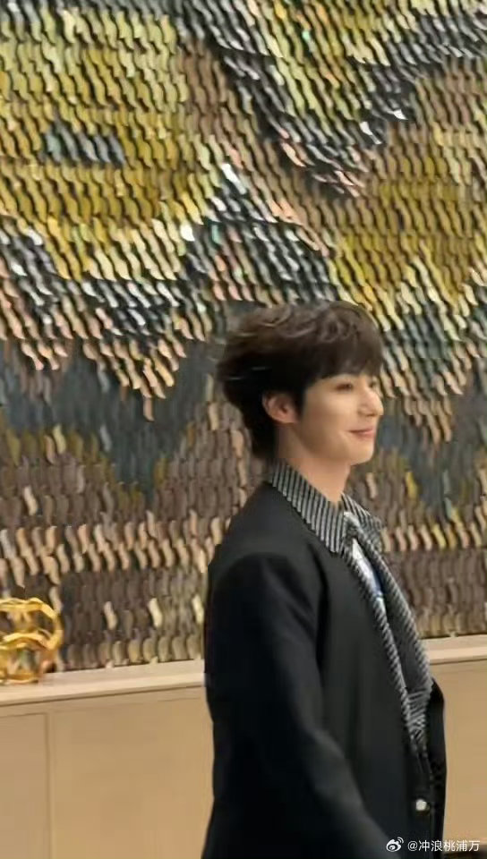 颜安模糊的路透清晰的颜值合伙人 合伙人的快乐是颜安给的！帅气又可爱，越看越喜欢！