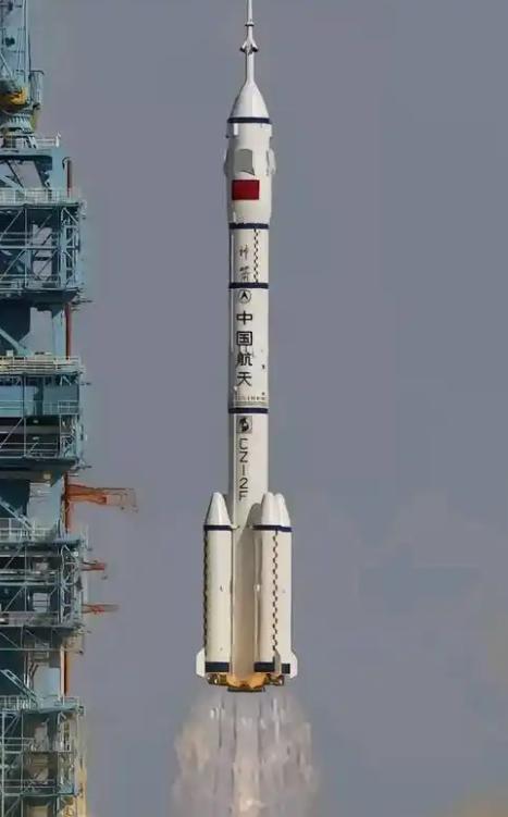 中国官媒正式宣布，

2月11日，据中国央视新闻报道：中国长征十号与梦舟飞船首次