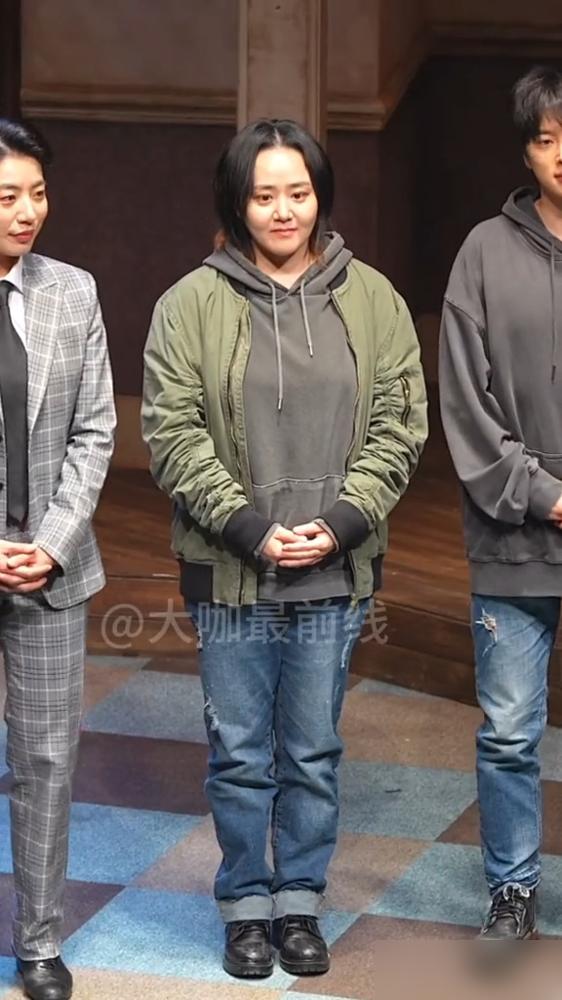 文根英复出演话剧，因为胖了被说来说去，当场落泪回应。
 
哪是什么隐退放飞自我，