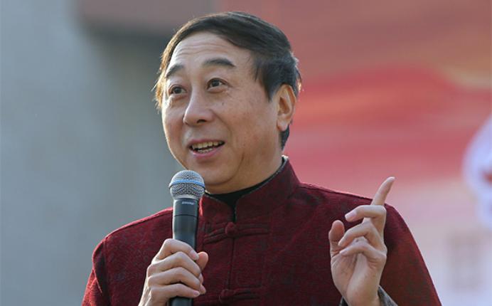 冯巩带两个徒弟去吃饭一共225元，结账时却没人出声。谁料，冯巩突然对服务员说：“