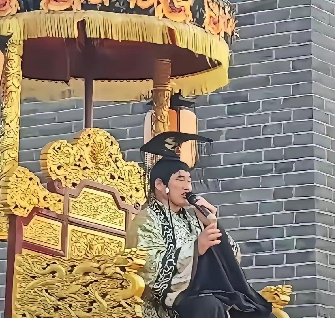 朱之文最近被各大景区轮着请，不是让他亮嗓子，是让他套上一身身行头扮人物。王婆、唐