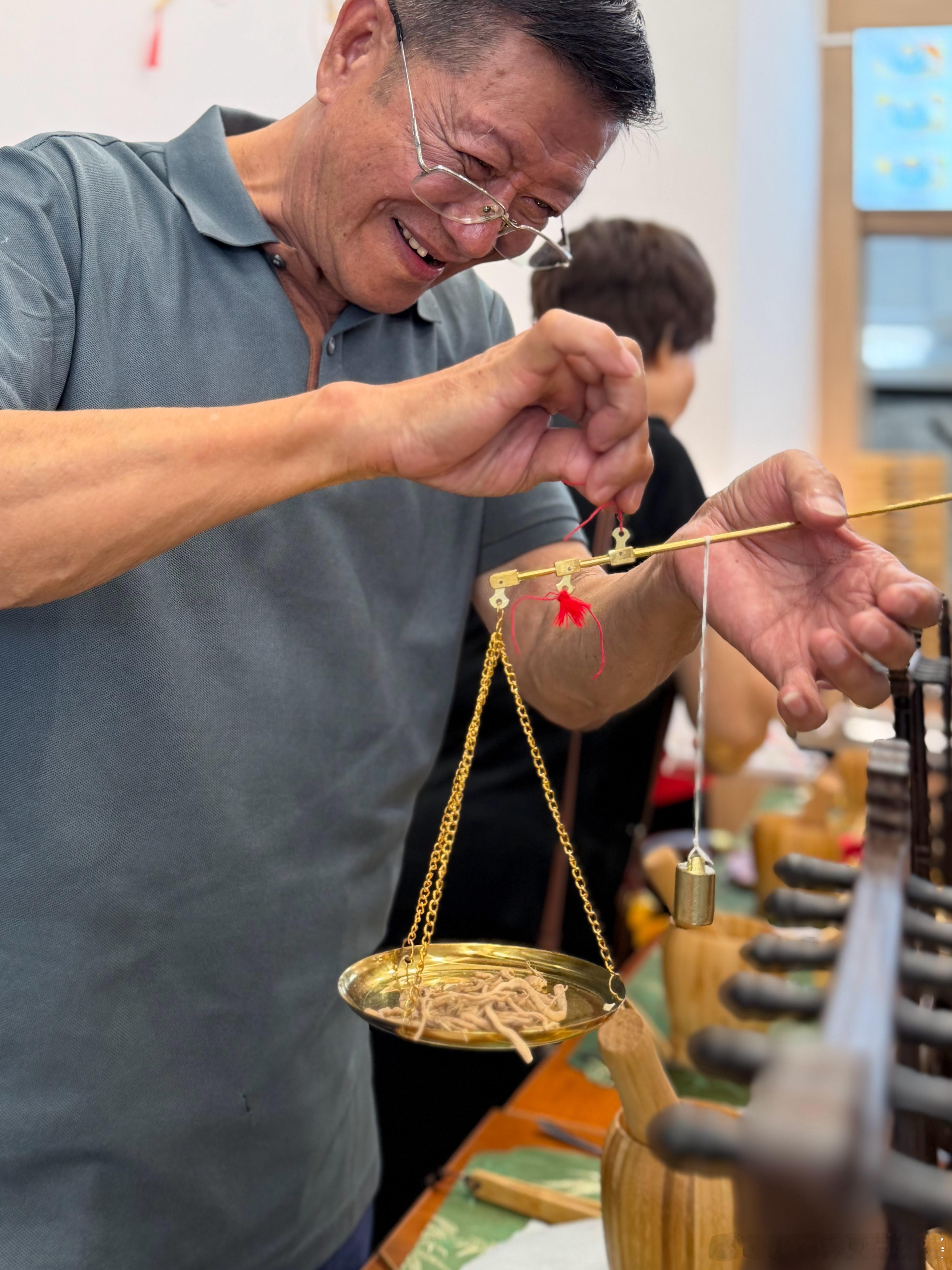 随笔昨天这一张太像旧时石码中药铺的药剂师，眯着眼睛看锭子上的小点儿出神入化，如果