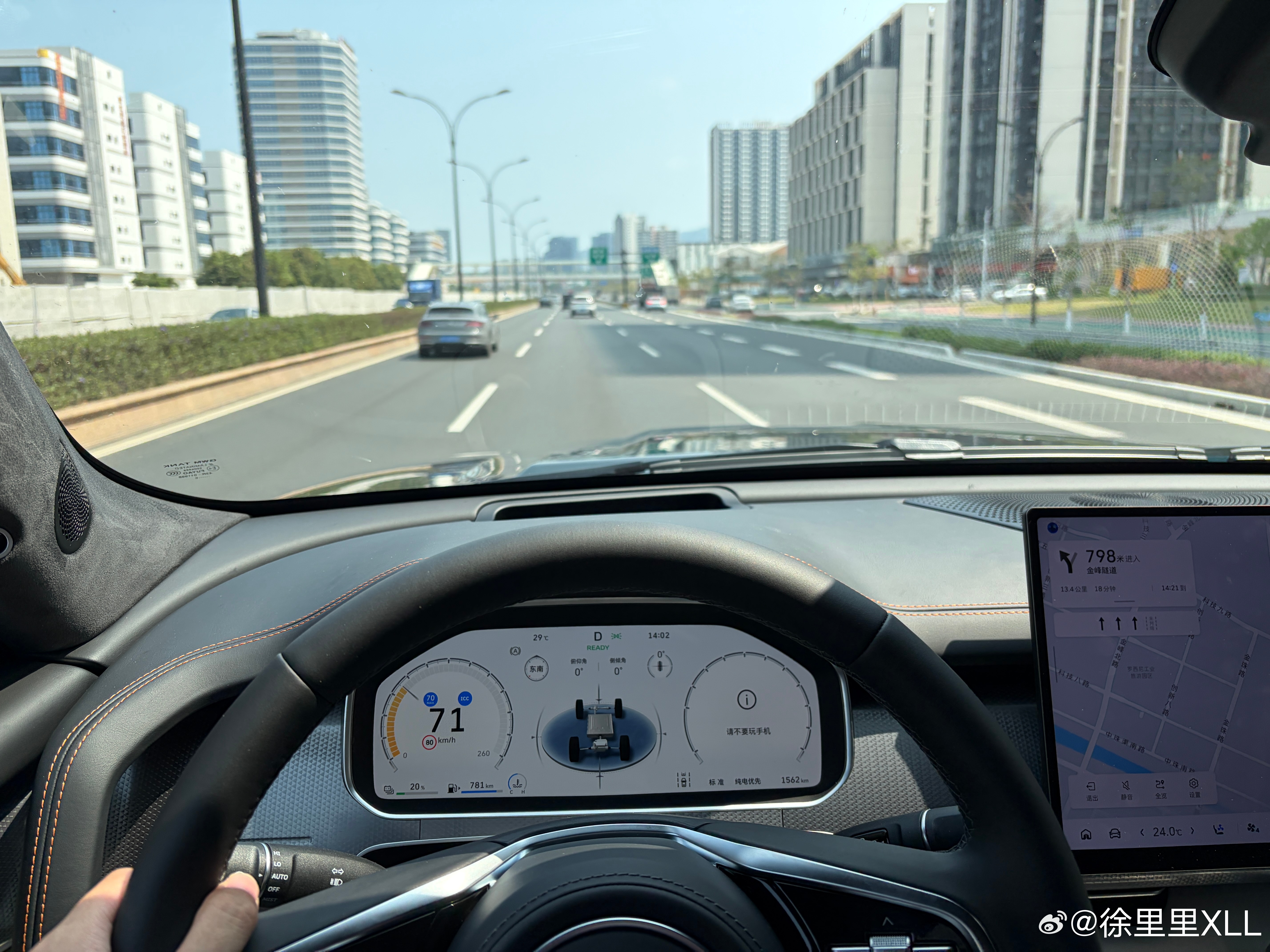 磷酸铁锂更安全，三元锂不安全，这种谣言不需要你多么的懂技术。用逻辑就可以反驳。鸿