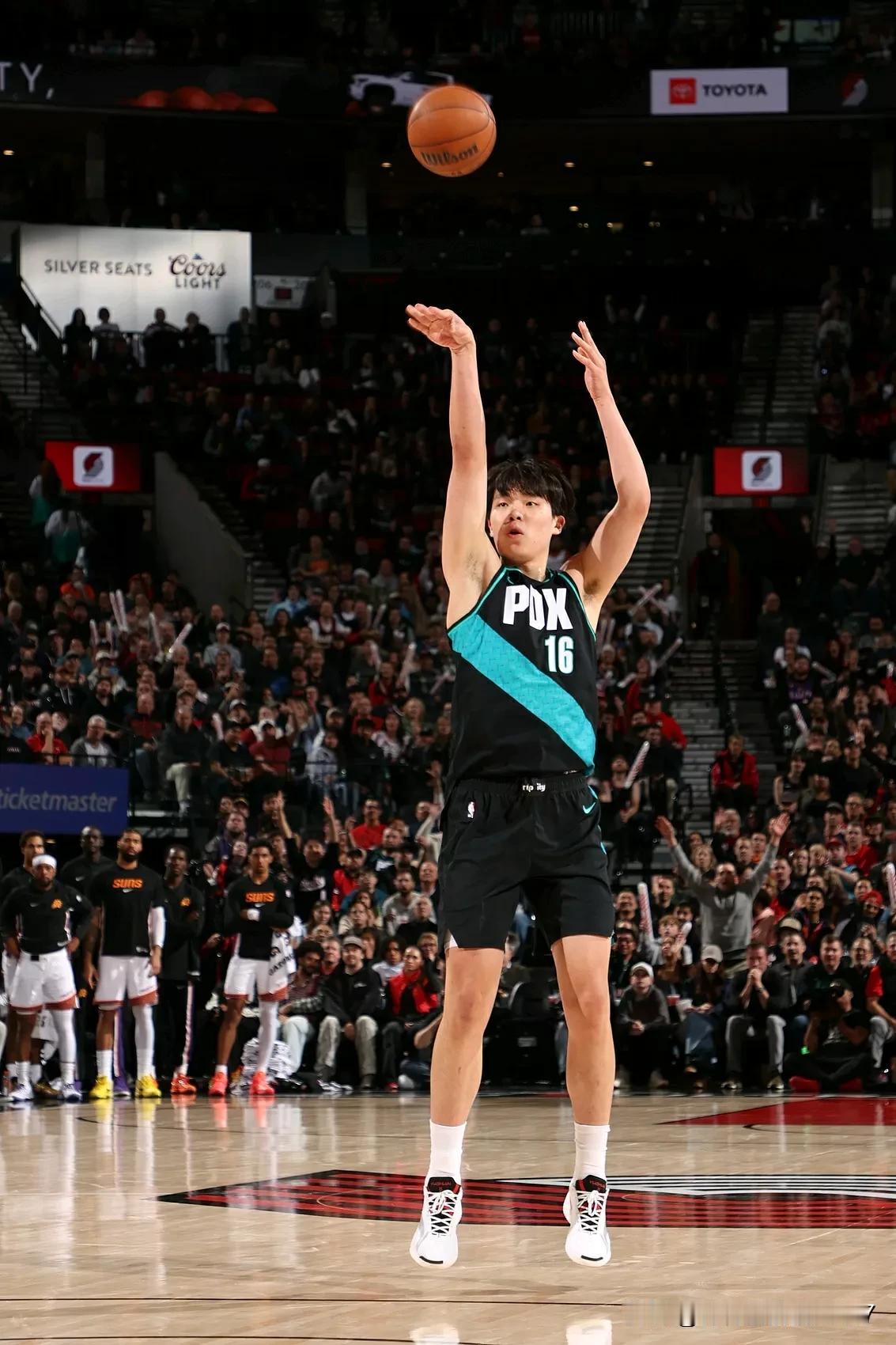 我们要对杨翰森保持耐心，毕竟他才20岁，出入NBA才打了两个月，而且上场时间非常