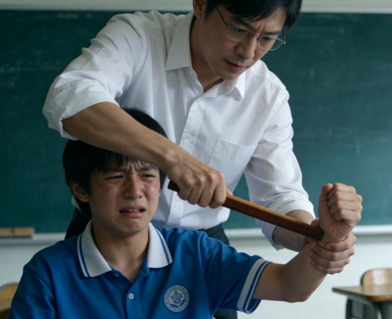 新的学期开始了，很多同学却不见了……
他们去哪了呢？
一打听才知道，他们转学了…