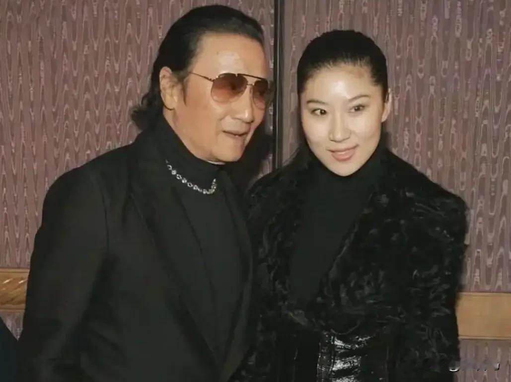 89岁谢贤去世了，前女友Coco原本还在直播，看到媒体发布的消息后，立即下线并将