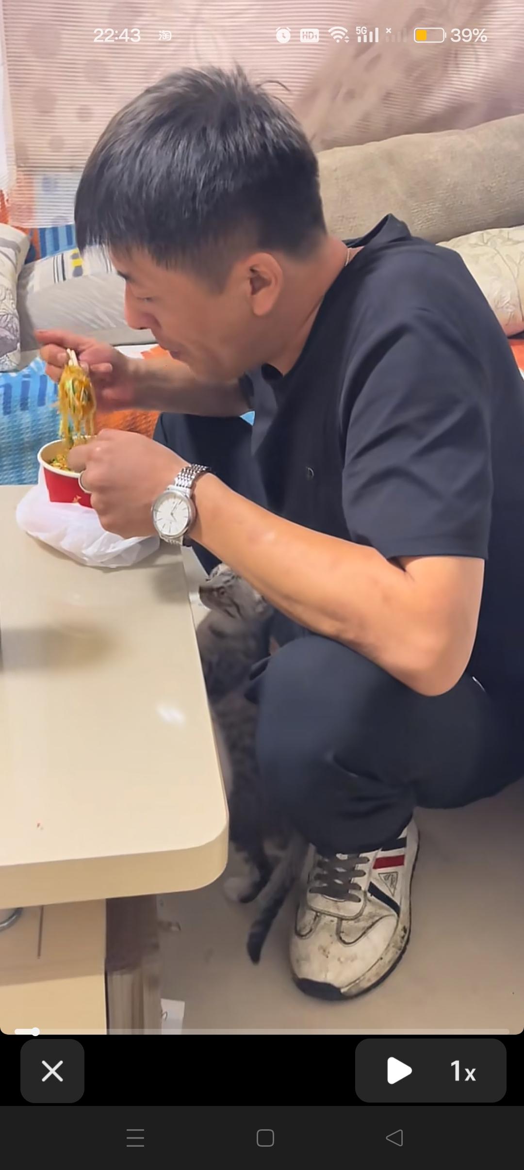 这么晚了，张老师才吃上晚餐！辛苦了！😍



网友 : 不管你是不是张老师，你
