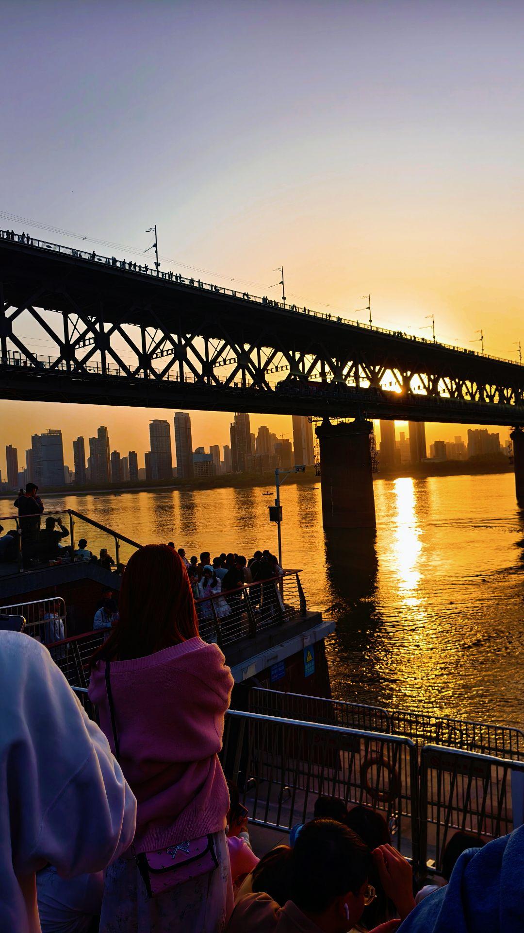 总要来趟武汉吧， 看看你小时候课本上的 终有一天，我站在了桥下， 看到...