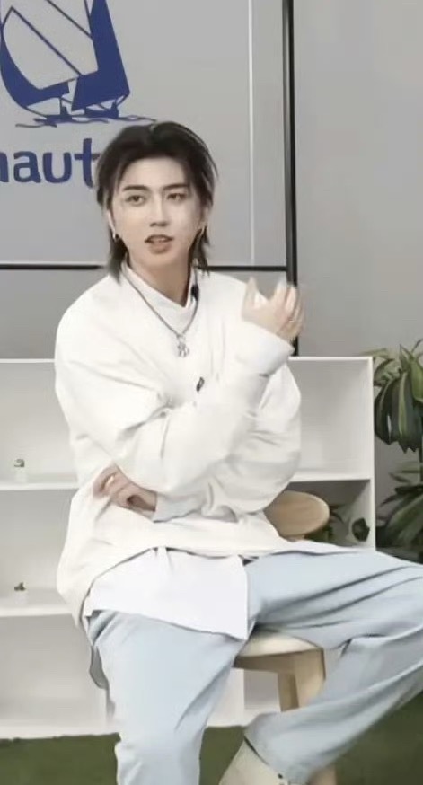 蔡徐坤的脸是不是发腮了？ 