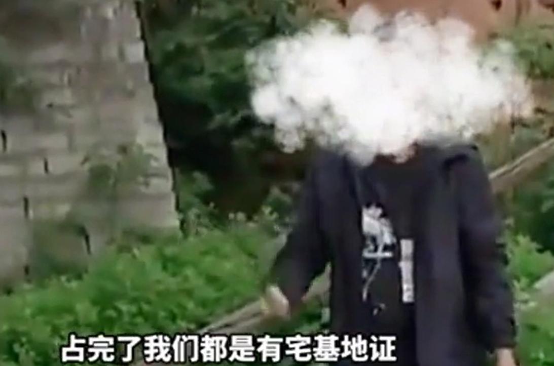 “太嚣张了吧！”2024年，四川隆昌，男子外出打工回来，发现自家祖宅被邻居推平，