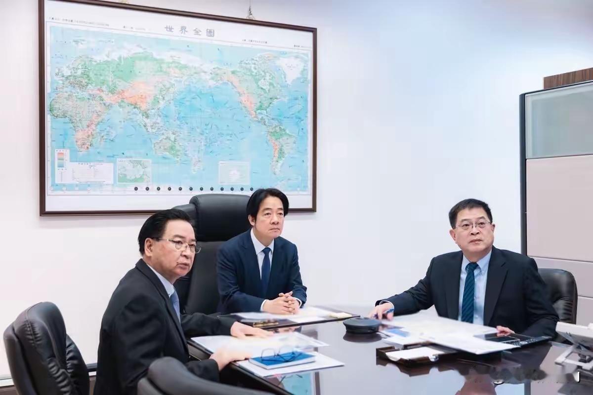 网传老赖在办公室观看解放军围台军演，满脸惊恐感觉，不知道这是谁传出来的，这斩首不