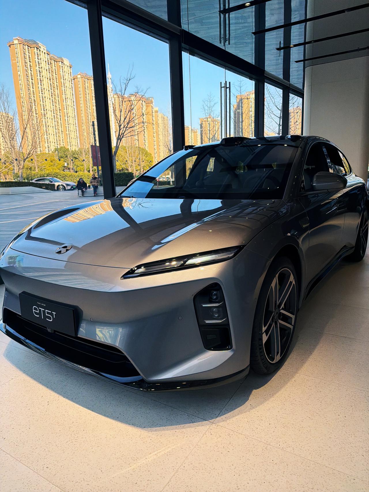 作为一个城市里的通勤程序员牛马，以前开油车奥迪A4L，车好像就是一个代步工具，除