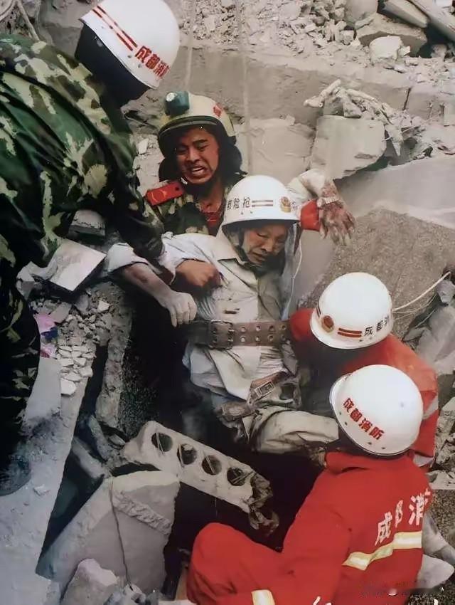 震痛救赎！逃亡11年的逃犯，在汶川废墟前完成灵魂自首
 
2008年，一支汶川抗