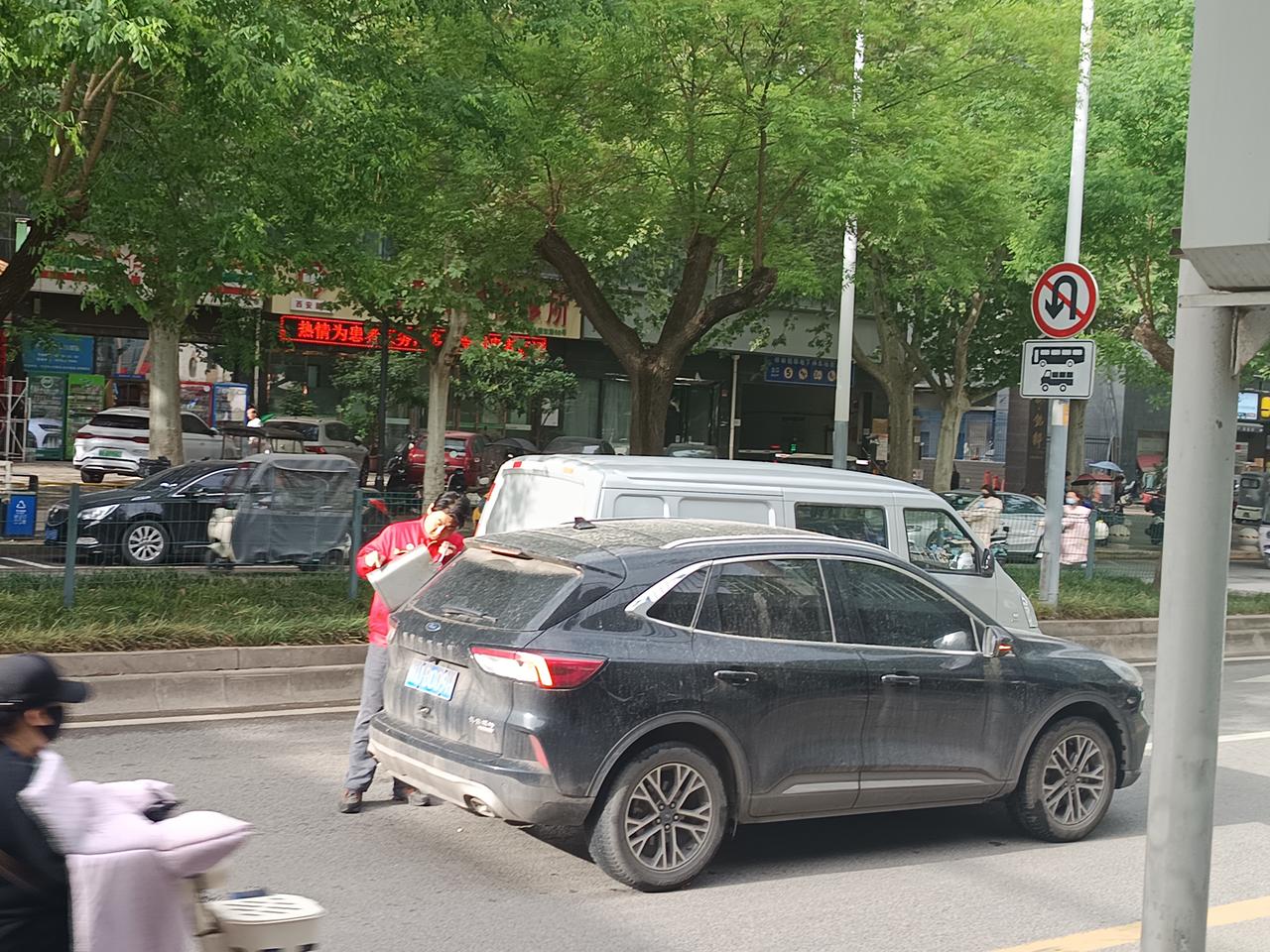 上班早高峰，一辆黑色轿车停在马路中央，原来是没油了。司机赶紧下车，跑到附近加油站