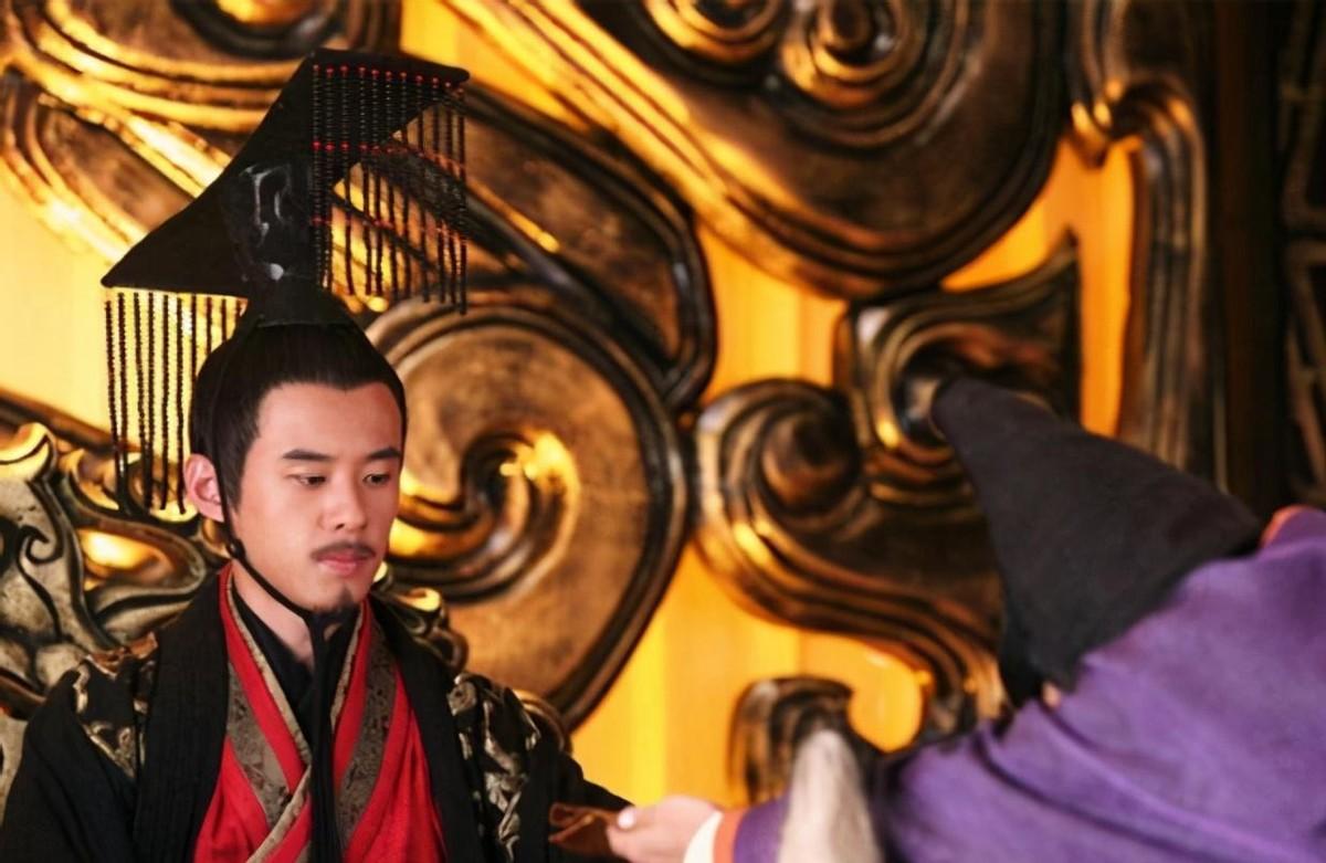 因吃饭没有筷子闷闷不乐，周亚夫却被汉景帝察觉情绪，回家竟因此被治罪冤死吗？
前1