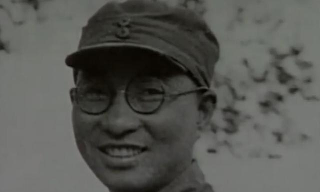 宋庆龄来北京，陈赓睡过头误了接机，手下劝他：师母不会怪你的。
 
陈赓这辈子，最