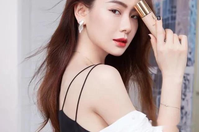 戚薇一瓶香水抵北京一套房？
关于戚薇香水抵北京一套房的真实性，有传闻称戚薇热爱收