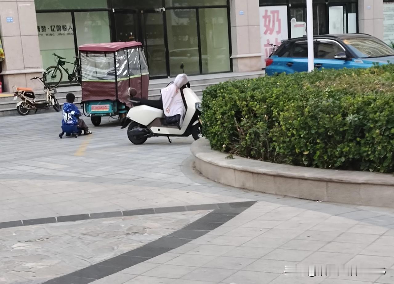 好几天没跟女儿聊天了，可能人家忙，发过消息也没有回我。
昨天有没话找话，说我那个