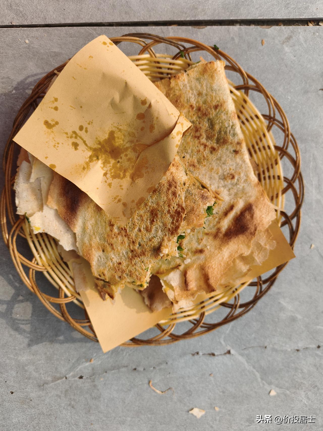 一天一份菜煎饼，不羡鸳鸯不羡仙[笑哭]没错，我中午又来吃菜煎饼了，还是加了两个鸡