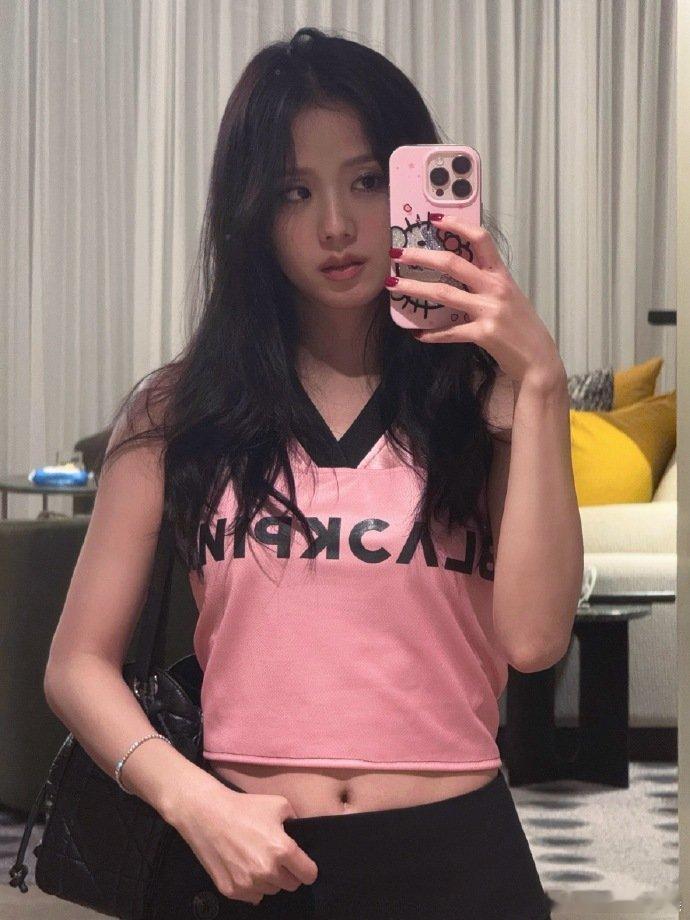 金智秀捏Jennie脸 金智秀晒巡演随拍，轻松出图的大美女！金智秀晒巡演随拍 ​