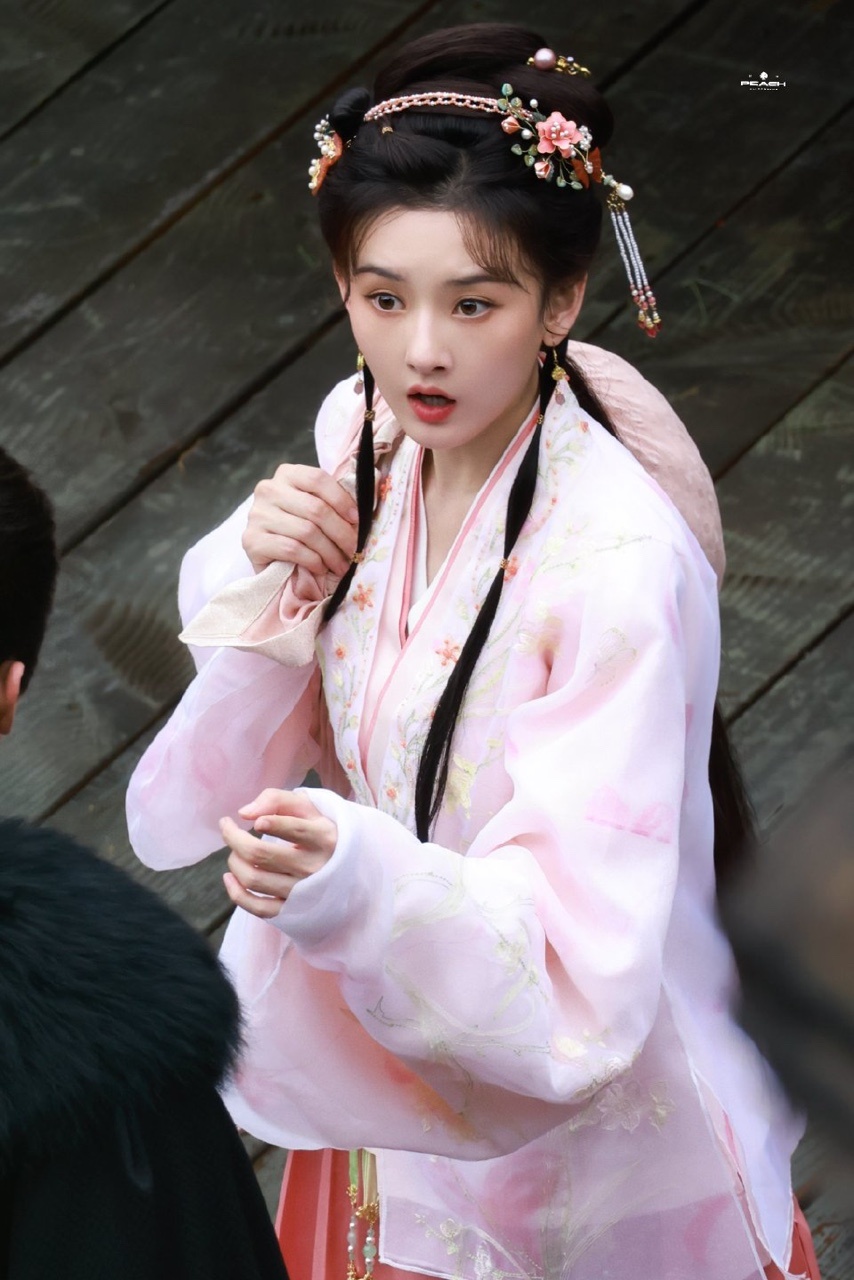 娱乐[超话]宋祖儿表妹万福粉色纱衣宋祖儿甄嘉芙清水出芙蓉 宋祖儿甄嘉芙清水出芙蓉